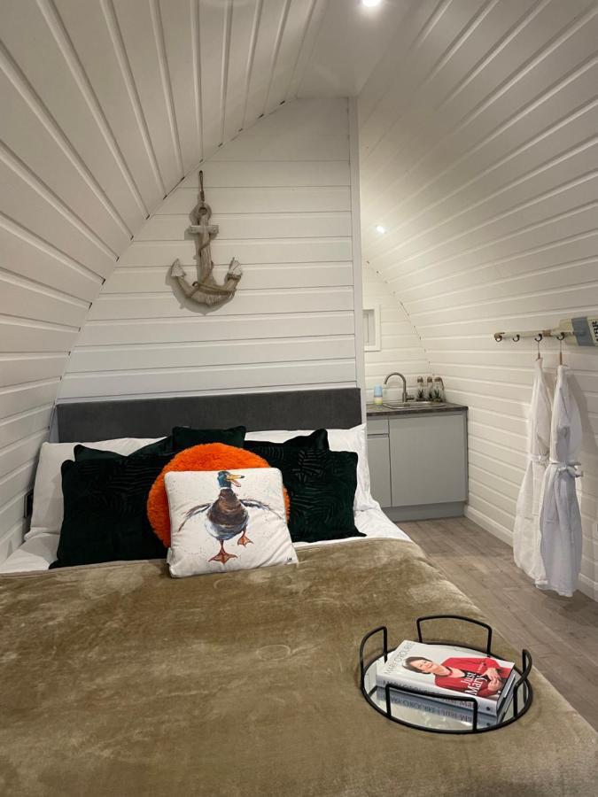 Paddock Pod - Sleeps 4 & Roofed Over Private Hot Tub & New Sauna Burnfoot Exterior photo