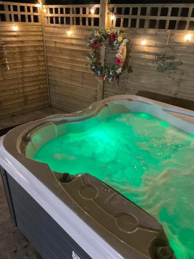 Paddock Pod - Sleeps 4 & Roofed Over Private Hot Tub & New Sauna Burnfoot Exterior photo